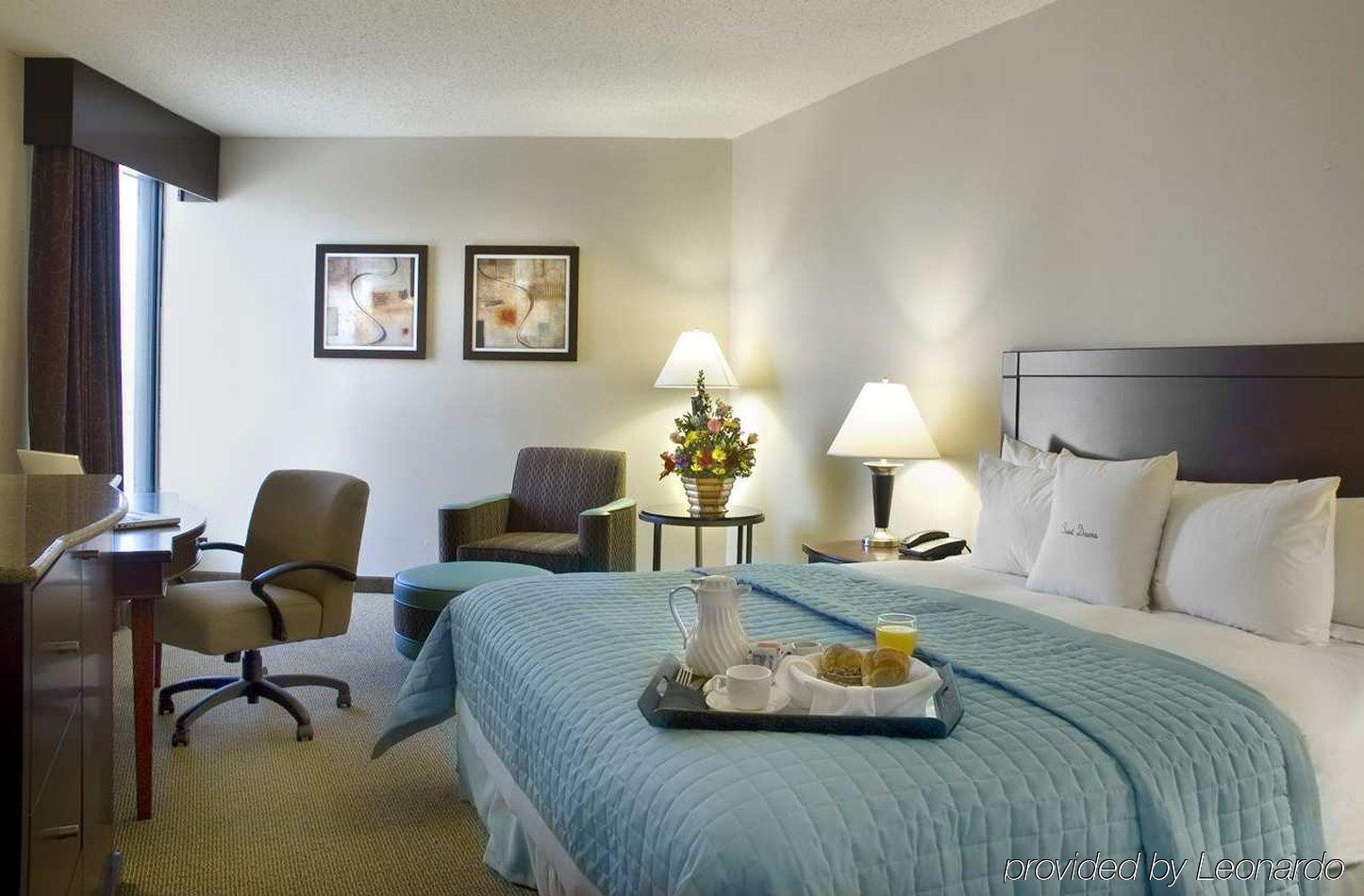 Doubletree By Hilton Houston Intercontinental Airport Hotel Стая снимка